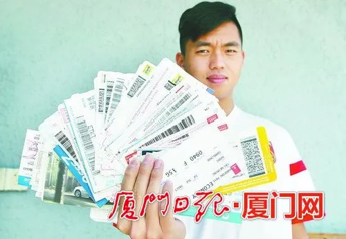 蔡伟明收集去各地参加比赛的登机牌。