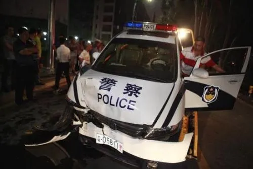 2015年4月20日晚，深圳梅岗南街，涉事的警车车头损毁，工作人员准备把它拖走。
