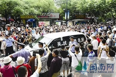 杭州“最美司机”吴斌出殡 上万人含泪送别