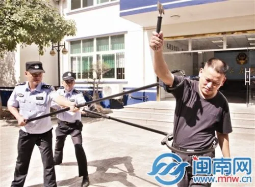 厦门同安派出所教导员发明夺刀器成警用设备新宠（图）