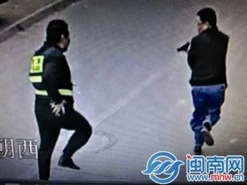 厦门江头菜市场附近逃犯开枪射警察 只因违章被查