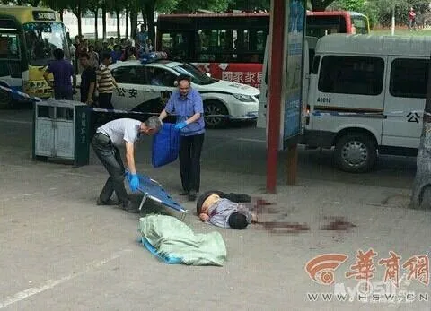 西安一拆迁户当街杀死拆迁办负责人 现场图片曝光