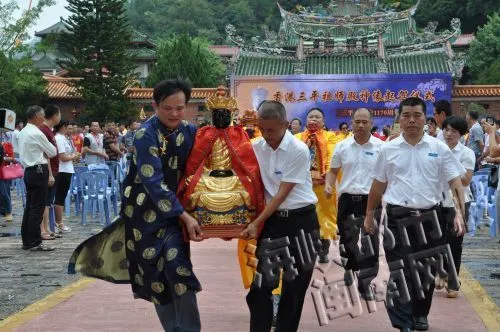 香港漳州同乡总会代表恭请5尊神像起驾