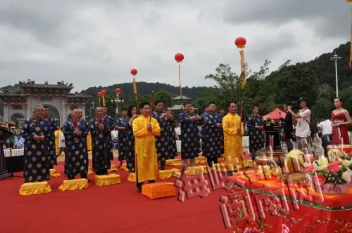 祭拜仪式，主祭人海峡两岸三平祖师文化联谊会会长卢振海（左）、香港漳州同乡总会会长杨集文（右） (2)