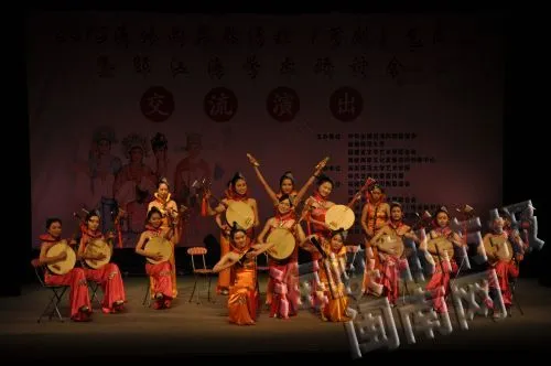 闽南师范大学艺术学院锦歌表演艺术团带来的歌弹唱《锦绣漳州》
