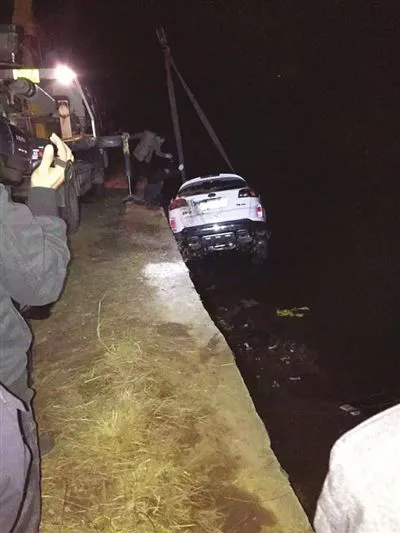 安徽潜山越野车冲进池塘 六名乘客两人不幸遇难