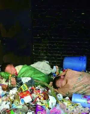 两名小学生睡在垃圾房