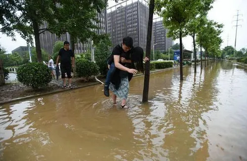 女孩背男友过马路(图) 网友：我可以扛两个男朋友过河