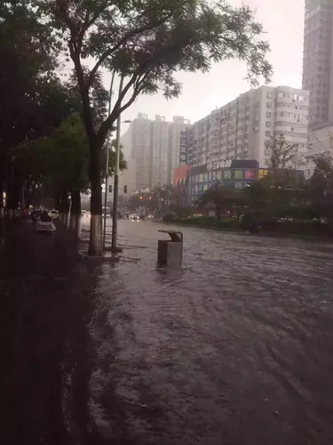 从18日晚，太原市连下暴雨，气象台19日09时发布暴雨橙色预警。目前多路段积水严重。