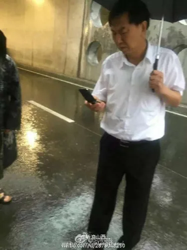 太原暴雨致城市内涝积水严重 市长耿彦波上街检查雨情