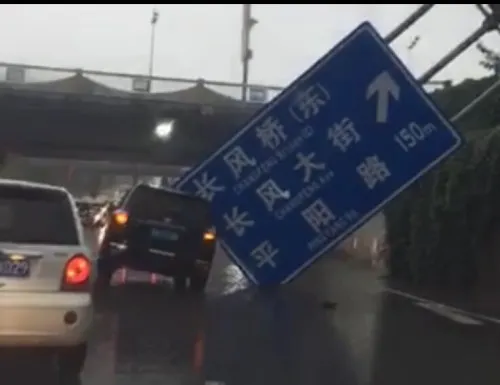 图为暴雨现场。