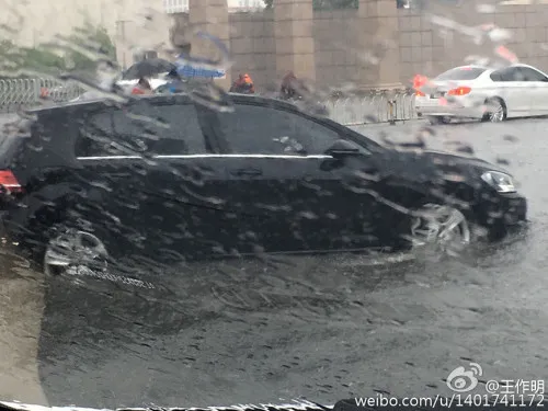 图为暴雨现场