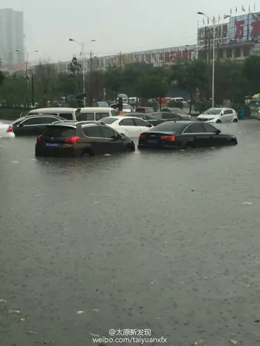 图暴雨现场。