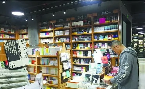 新华书店厦门中山路店“大变脸” 曾占图书总量六成的教辅书全退场