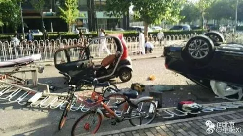 北京百子湾车祸现场图：奥迪女司机无证驾驶致2死3伤