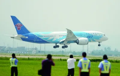上午，首架波音787飞机准备在广州白云机场降落 图 