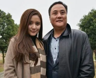 美女董事长艾如艾如与父亲艾雅康。